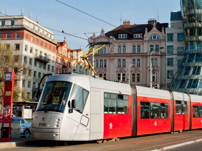 Pražské električky zablokoval muž, ktorý skočil z okna na trať