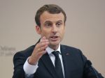 Macron presadil zákon zakazujúci politkom zamestnávať manželky a deti