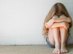 15-ročné dievča po znásilnení žiadalo o pomoc, okoloidúci ju tiež znásilnil