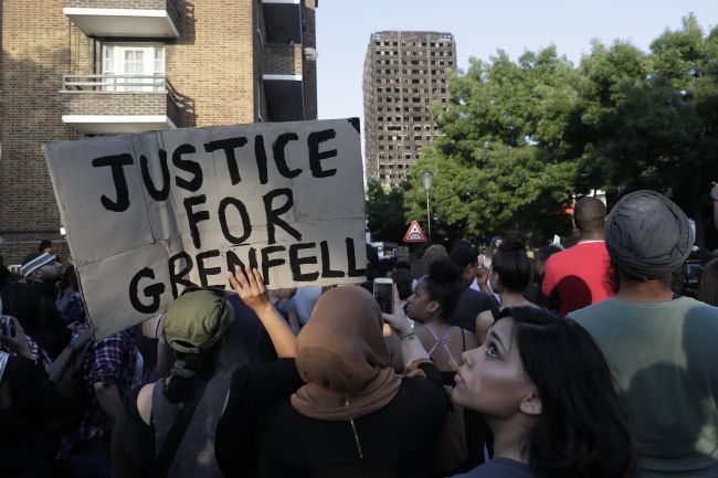 V prípade vyhorenej budovy Grenfell Tower podozrievajú miestne úrady