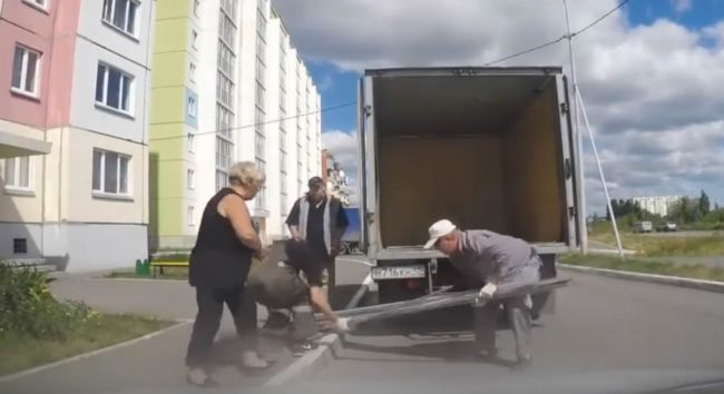 Video: Ruská verzia rozprávky Pat a Mat pri vykladaní tovaru