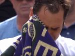 Video: Rogera Federera v závere Wimbledonu zlomil pohľad na deti