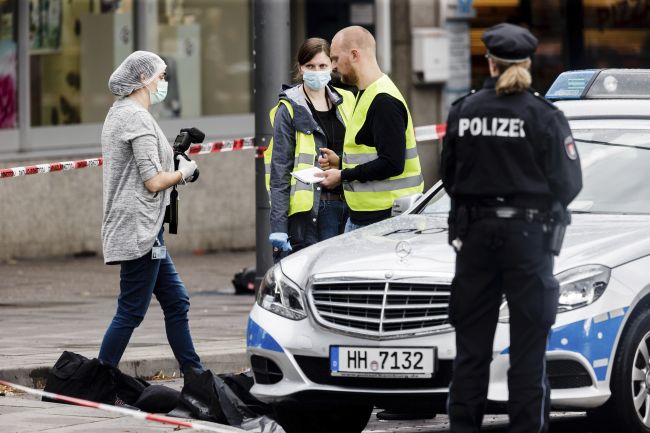 Útočník s nožom z Hamburgu je údajne známy ako islamista