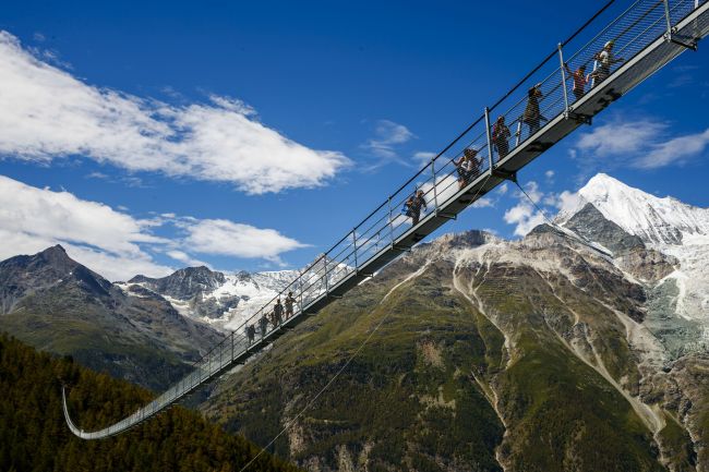 Vo Švajčiarsku sprístupnili najdlhší visutý most pre peších na svete