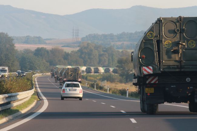 Cez Slovensko sa bude budúci týždeň presúvať vojenská technika