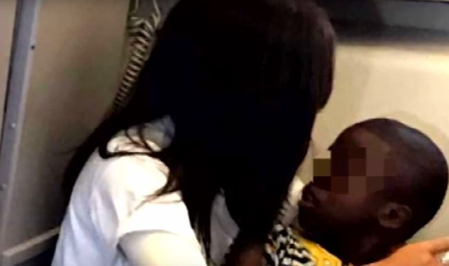 Video: Žena viac nevládala počúvať krik autistického chlapca v lietadle a konala
