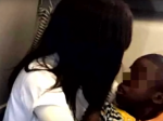 Video: Žena viac nevládala počúvať krik autistického chlapca v lietadle a konala
