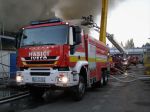 26 hasičov zasahuje pri požiari skladu  v Košiciach