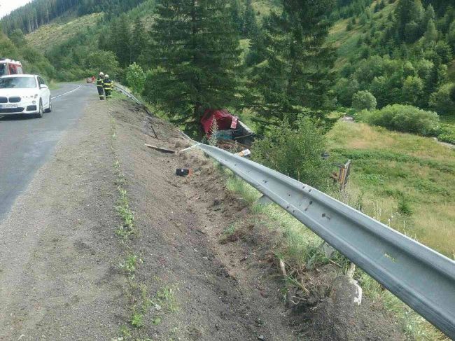 Foto: Hasiči zasahujú pri nehode kamiónu v smere z Čertovice do Liptovského Hrádku