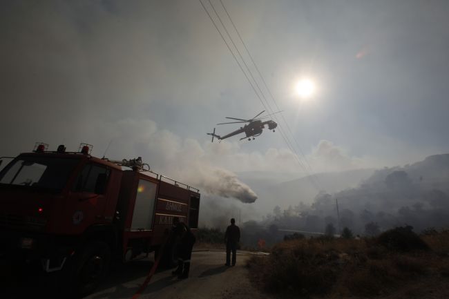 Grécko: Desiatky hasičov zápasia južne od Atény s veľkým lesným požiarom