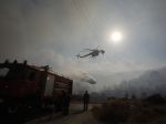Grécko: Desiatky hasičov zápasia južne od Atény s veľkým lesným požiarom