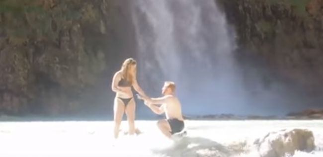 Video: Muž žiadal svoju priateľku o ruku, keď vtom...