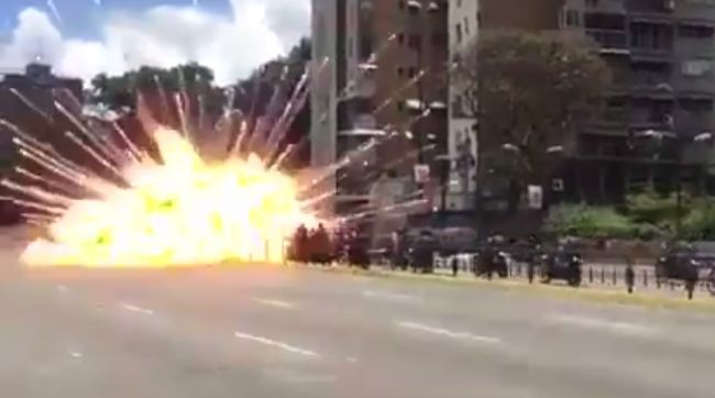 Video: Po výbuchu bomby začali ľudia tlieskať