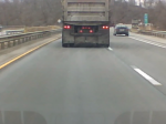 Video: Takto by ste mali postupovať, keď iný vodič spomaľuje v ľavom pruhu
