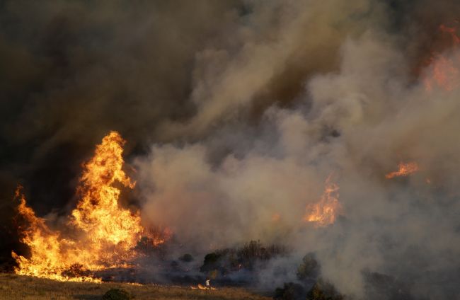 Stovky hasičov zápasia s lesným požiarom neďaleko mesta Grasse