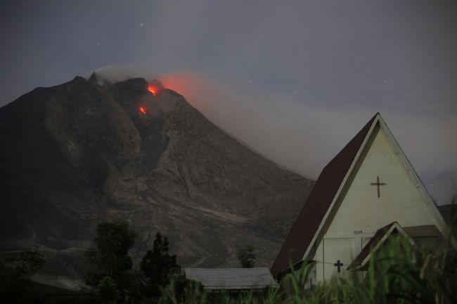 Sopka Sinabung vychrlila popol do veľkej výšky