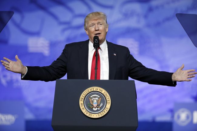 Trump sa nehodlá vzdať komentárov na Twitteri