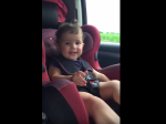 Video: Dieťatko protestuje proti hudbe, ktorú mu púšťajú, presne vie, čo chce
