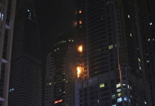 Spojené arabské emiráty: V mrakodrape Dubajská pochodeň opäť horelo