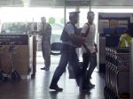 Štrajk bezpečnostného personálu na letisku spôsobuje dlhé rady a chaos