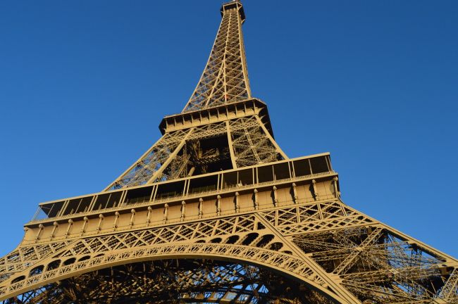 Parížsku Eiffelovu vežu museli evakuovať