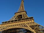 Parížsku Eiffelovu vežu museli evakuovať