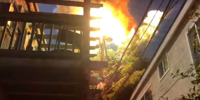 Video: Elektrikárov pri práci prekvapil nečakaný výbuch