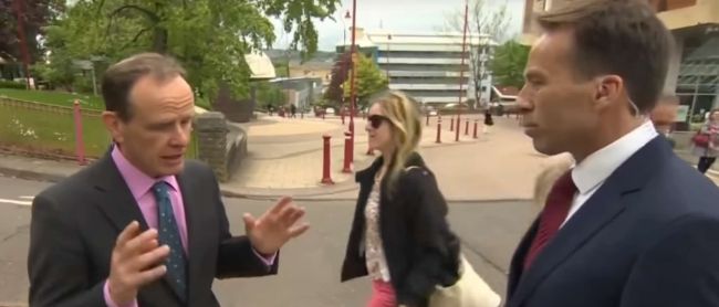 Video: Reportérovi BBC sa nechtiac podarilo uraziť okoloidúcu