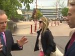 Video: Reportérovi BBC sa nechtiac podarilo uraziť okoloidúcu