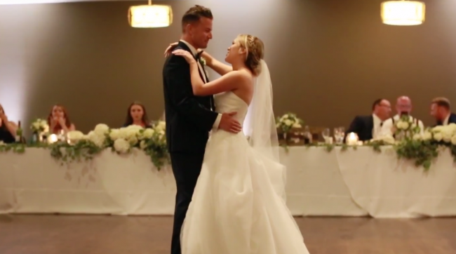 Video:Mladomanželia šli zatancovať svoj prvý tanec. Nezačala však hrať hudba, ktorú čakali