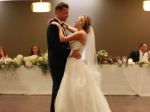 Video:Mladomanželia šli zatancovať svoj prvý tanec. Nezačala však hrať hudba, ktorú čakali