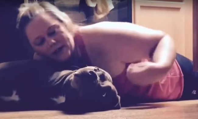 Video: Šikovný pes zachraňuje život svojej majiteľky počas záchvatu
