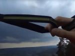 Video: Paraglajdistu vo výške zradilo počasie
