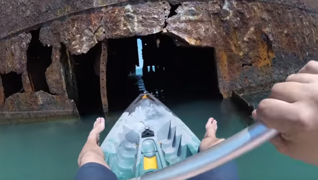 Video: Muž sa vydal kajakom do zakázanej vojnovej lode, ktorá je vrak už vyše pol storočia