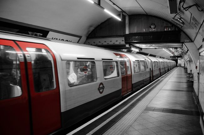 Foto: V centre Londýna začalo horieť metro, stanicu evakuovali