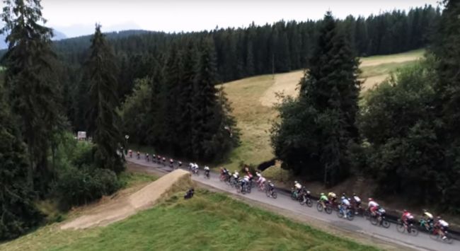 Video: Rozlúčka s Tour de Pologne saltom ponad pelotón