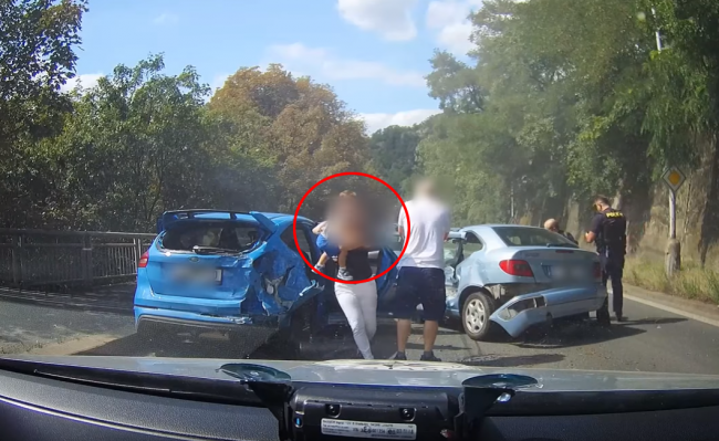 Video:Nebezpečná policajná naháňačka si vyžiadala nehodu, vodič narazil do auta s dieťaťom