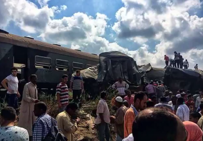 Video: Pri čelnej zrážke vlakov v Alexandrii zahynulo 31 ľudí, zranených je 109 osôb