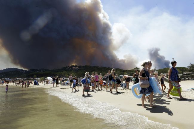 Stovky dovolenkárov museli evakuovať z francúzskej Korziky