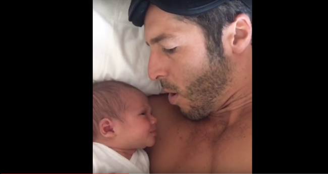 Video: Pohľadný otecko dokáže svoje dieťatko v sekunde utíšiť