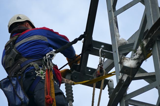 Po veternej smršti sú ešte niektoré domácnosti na západe bez elektriny