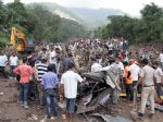 Zosuv pôdy strhol vozidlá na diaľnici; zahynulo najmenej 45 ľudí