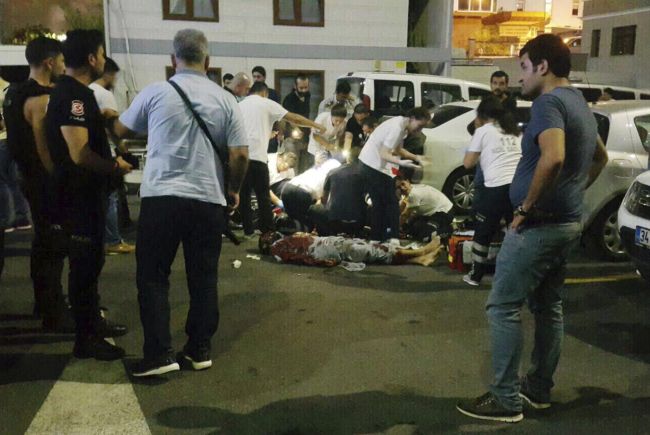 Podozrivý bombový útočník dobodal policajta na policajnom veliteľstve