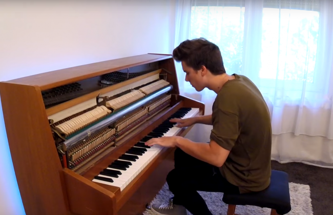 Video: Mladík si pripravil mix letných hitov na klavíri