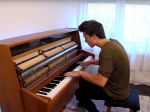 Video: Mladík si pripravil mix letných hitov na klavíri