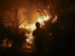 Tisíce ľudí evakuovali pred lesným požiarom severne od Atén