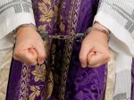 Kňazi by mali oznamovať zneužívanie detí priznané v spovedi