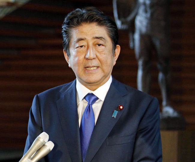 Trump a Abe sa dohodli, že budú brániť Severnej Kórei v odpálení rakiet na Guam