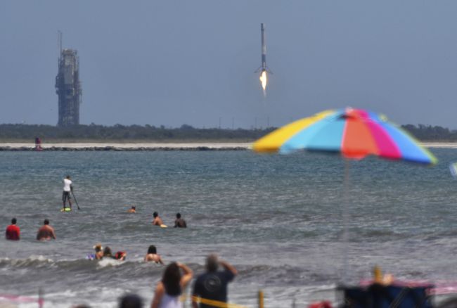 Nákladná loď Dragon smeruje k ISS, astronautom vezie zásoby aj zmrzlinu