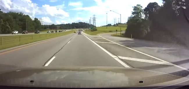 Video: Žena s dieťaťom v aute v plnej rýchlosti narazila do kolóny
